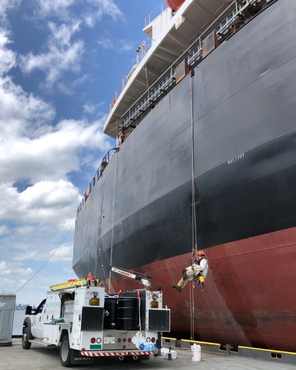 Emergency-Responders-Ship Emergency-Responders descending aShip